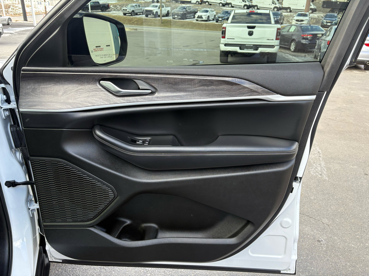 Used 2023 Jeep Grand Cherokee Limited w/ Black Appearance Package image 19