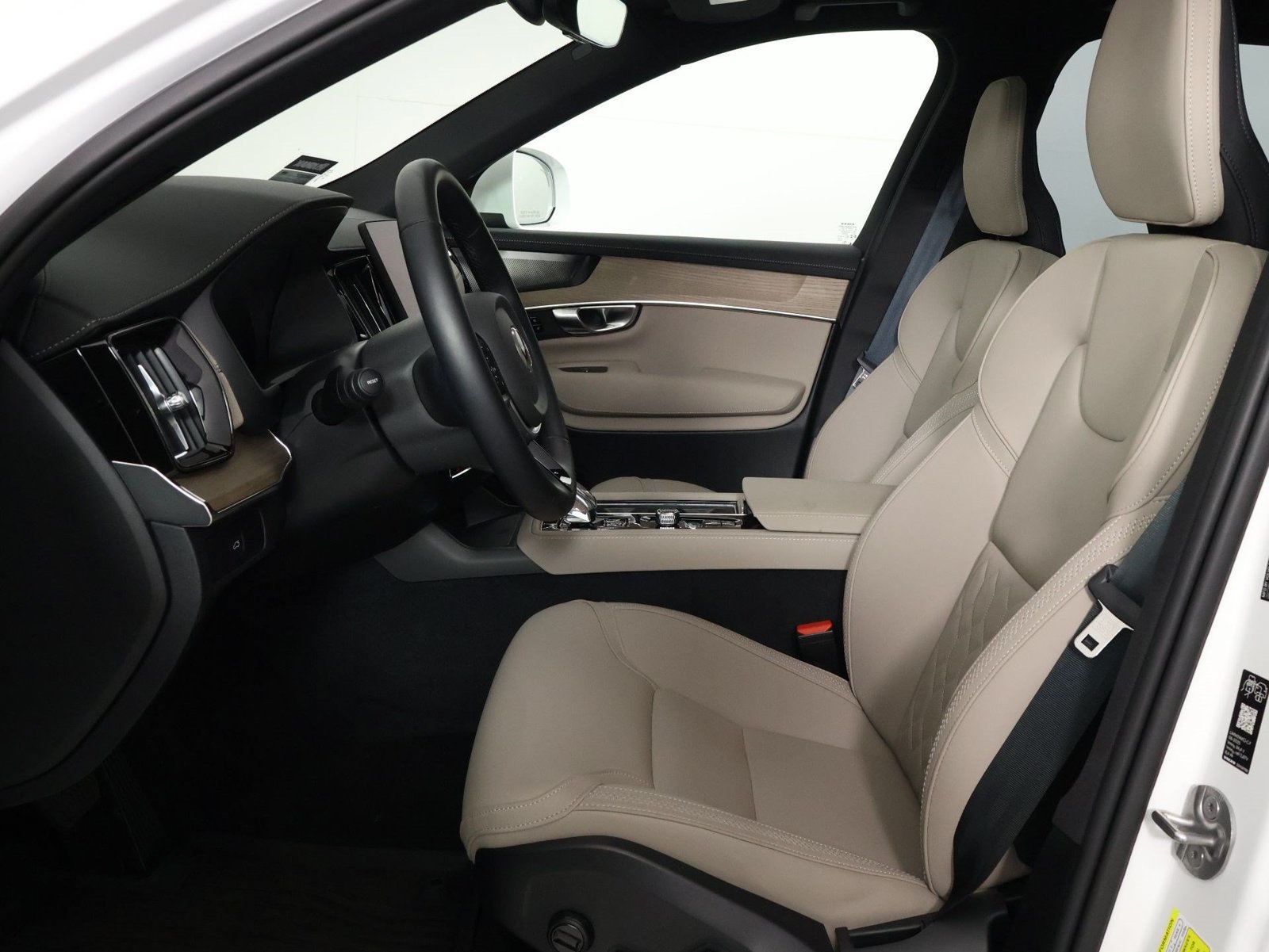 Used 2026 Volvo XC90 B6 Plus w/ Protection Package Premier AWD/4WD image 31