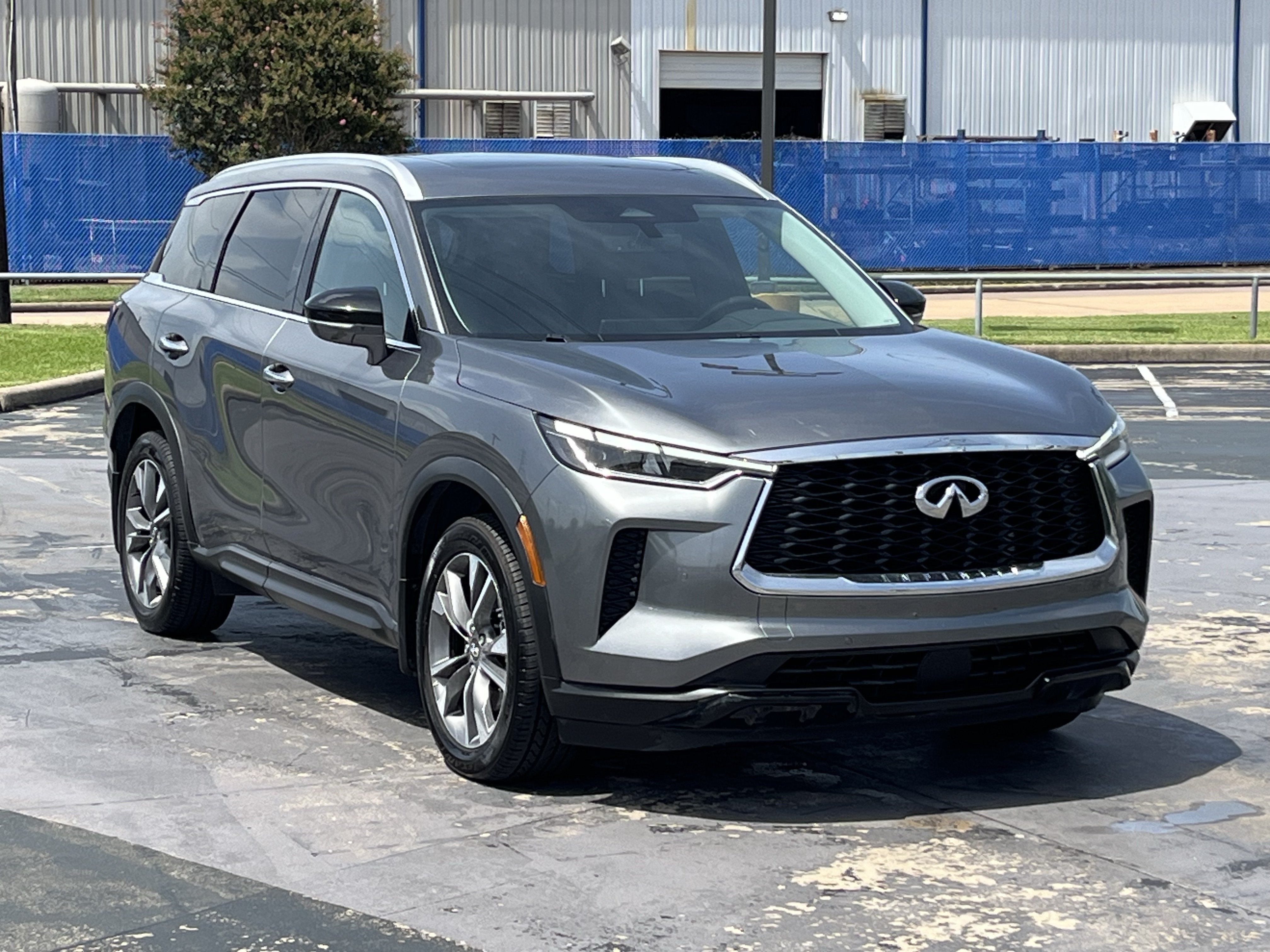 Used 2023 INFINITI QX60 Luxe w/ Cargo Package FWD image 3