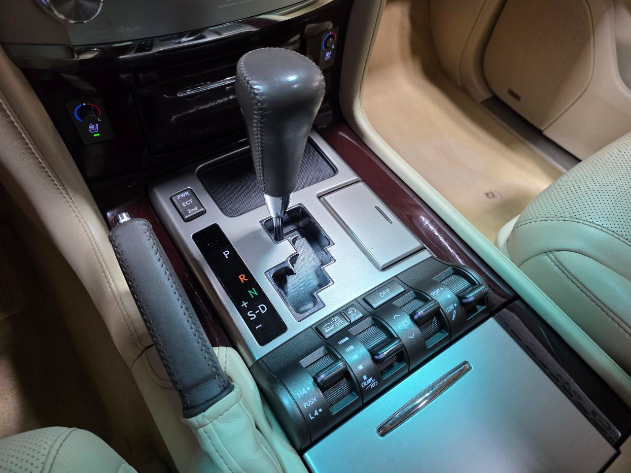 Used 2013 Lexus LX 570 4WD w/ Luxury Pkg w/Pre-crash image 43