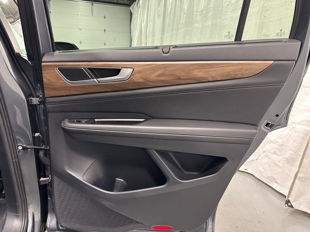 Used 2025 Volkswagen Atlas SE image 54