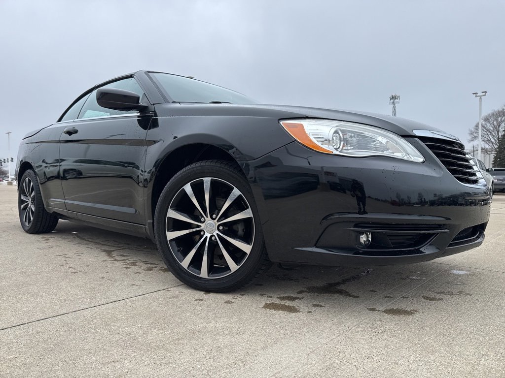 Used 2011 Chrysler 200 S image 2
