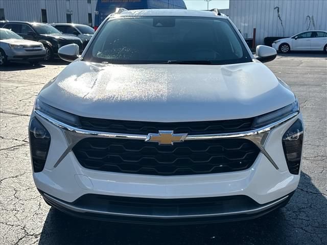 Used 2025 Chevrolet Trax LT w/ Driver Confidence Package FWD image 4
