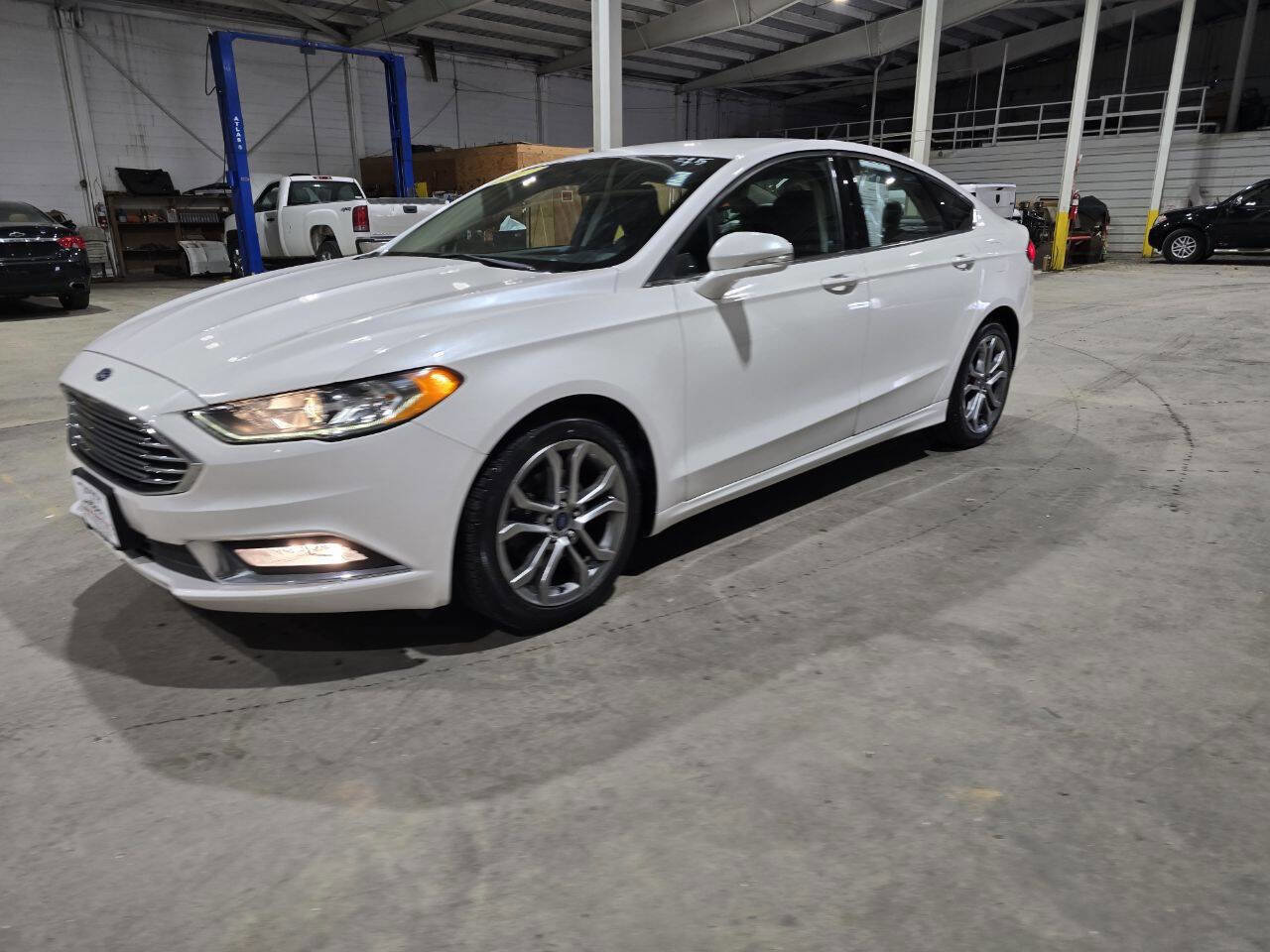 Used 2017 Ford Fusion SE w/ Equipment Group 201A image 2