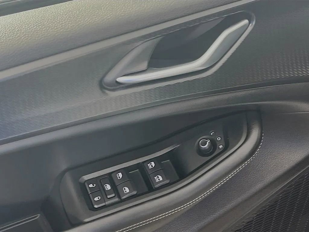 Used 2024 Jeep Grand Cherokee Altitude AWD/4WD image 18