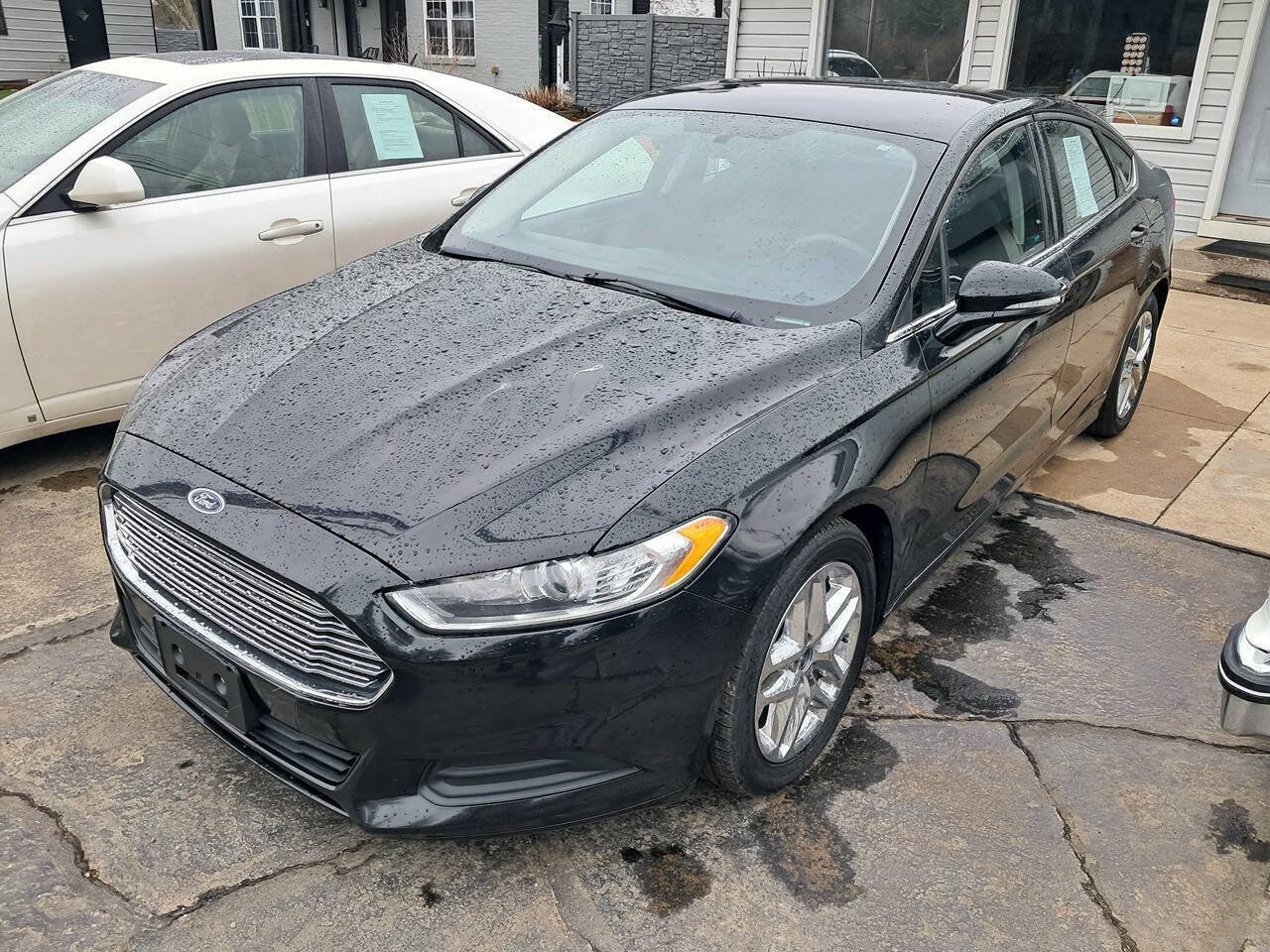 Used 2016 Ford Fusion SE image 2
