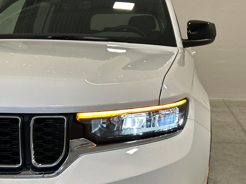 New 2025 Jeep Grand Cherokee Laredo w/ Luxury Tech Group I image 10