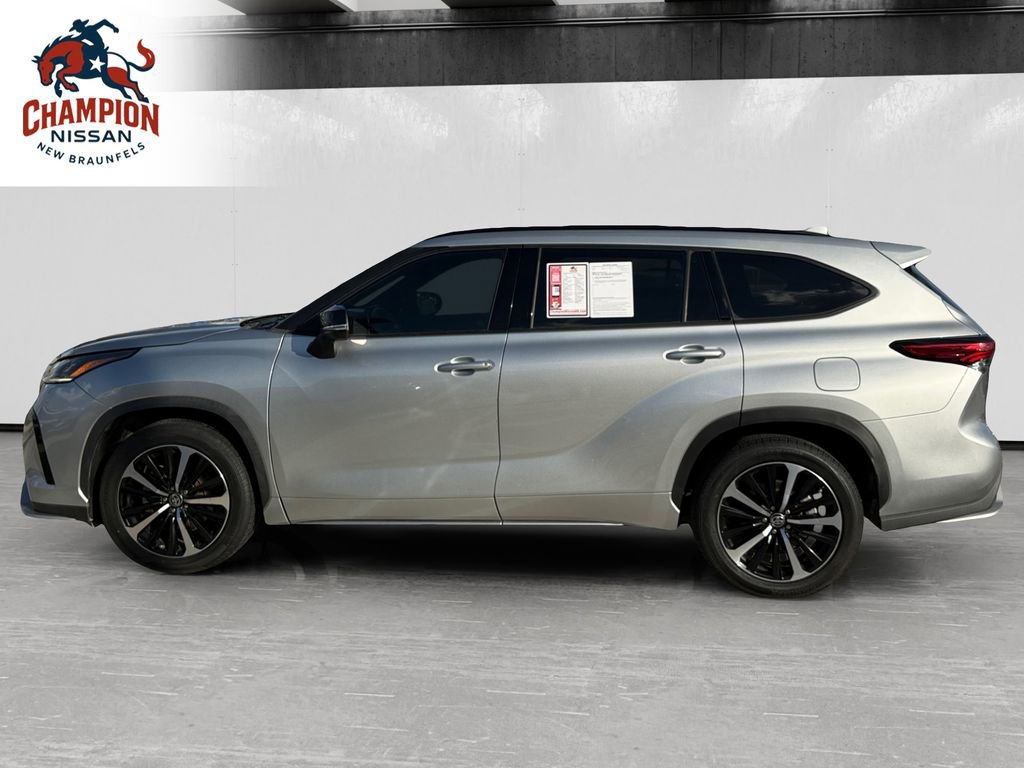 Used 2022 Toyota Highlander XSE FWD image 2