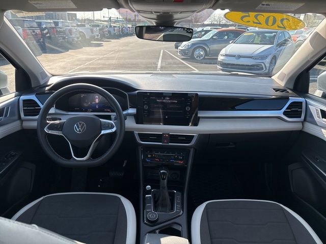 Used 2025 Volkswagen Taos SE w/ Panoramic Sunroof Package AWD/4WD image 2