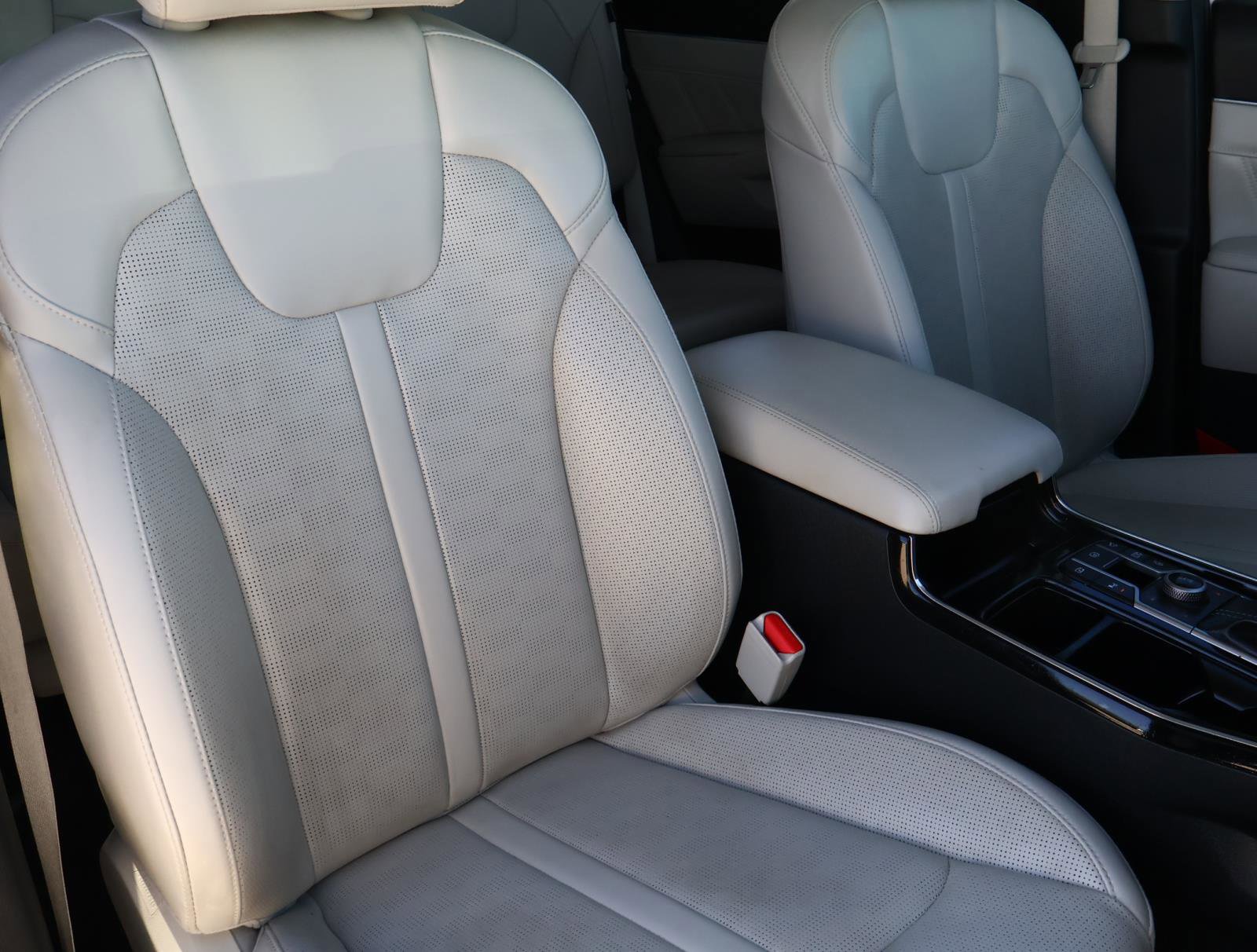 Used 2025 Kia Sorento SX image 19