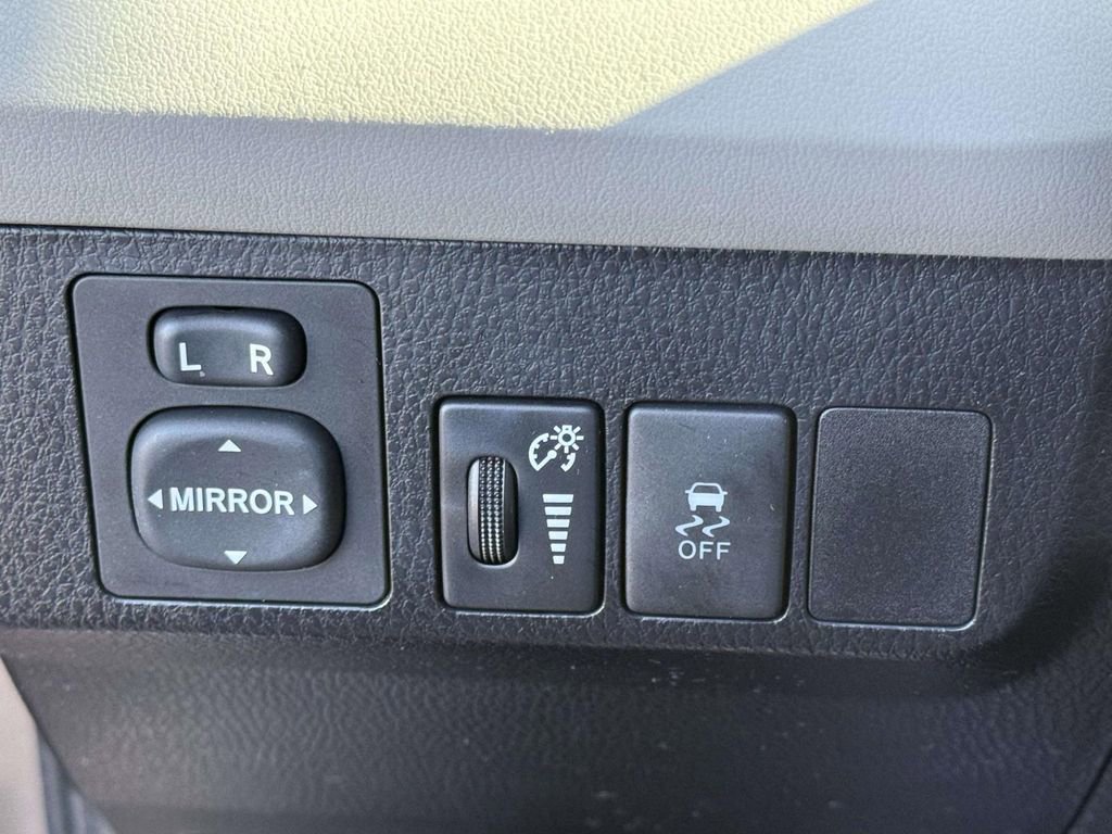 Used 2015 Toyota RAV4 LE image 21