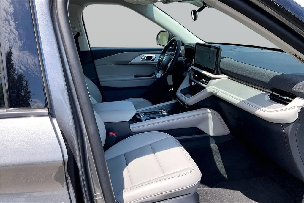 Used 2025 Ford Explorer Active w/ Active Comfort Package RWD image 7
