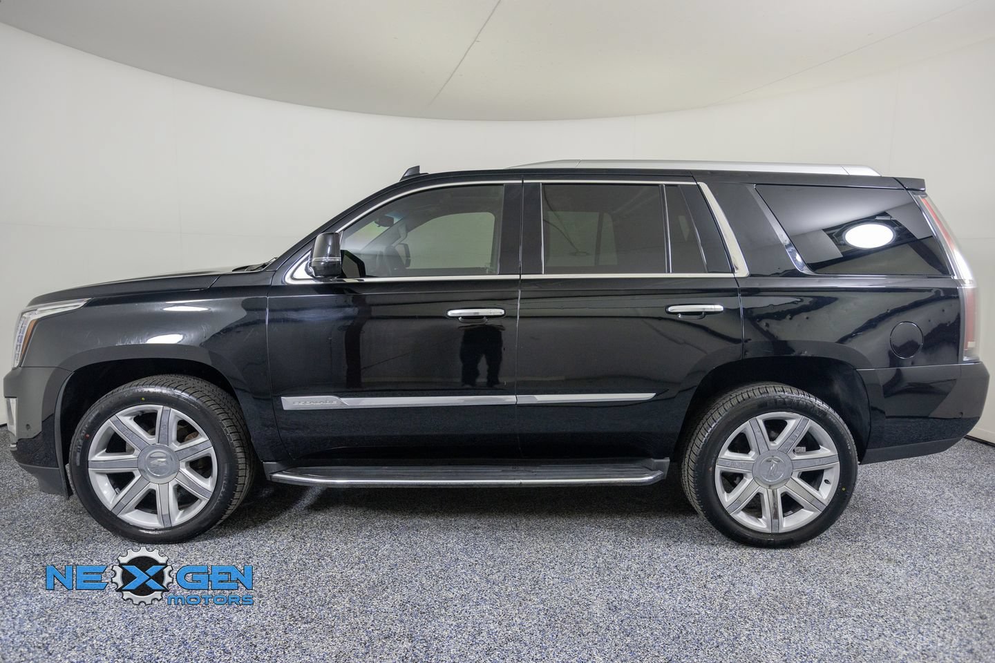 Used 2017 Cadillac Escalade Luxury AWD/4WD image 5
