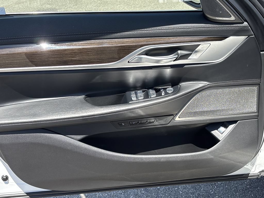 Used 2022 BMW 750i xDrive AWD/4WD image 12