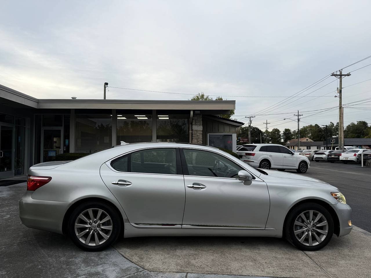 Used 2010 Lexus LS 460 AWD w/ Luxury Value Edition image 6