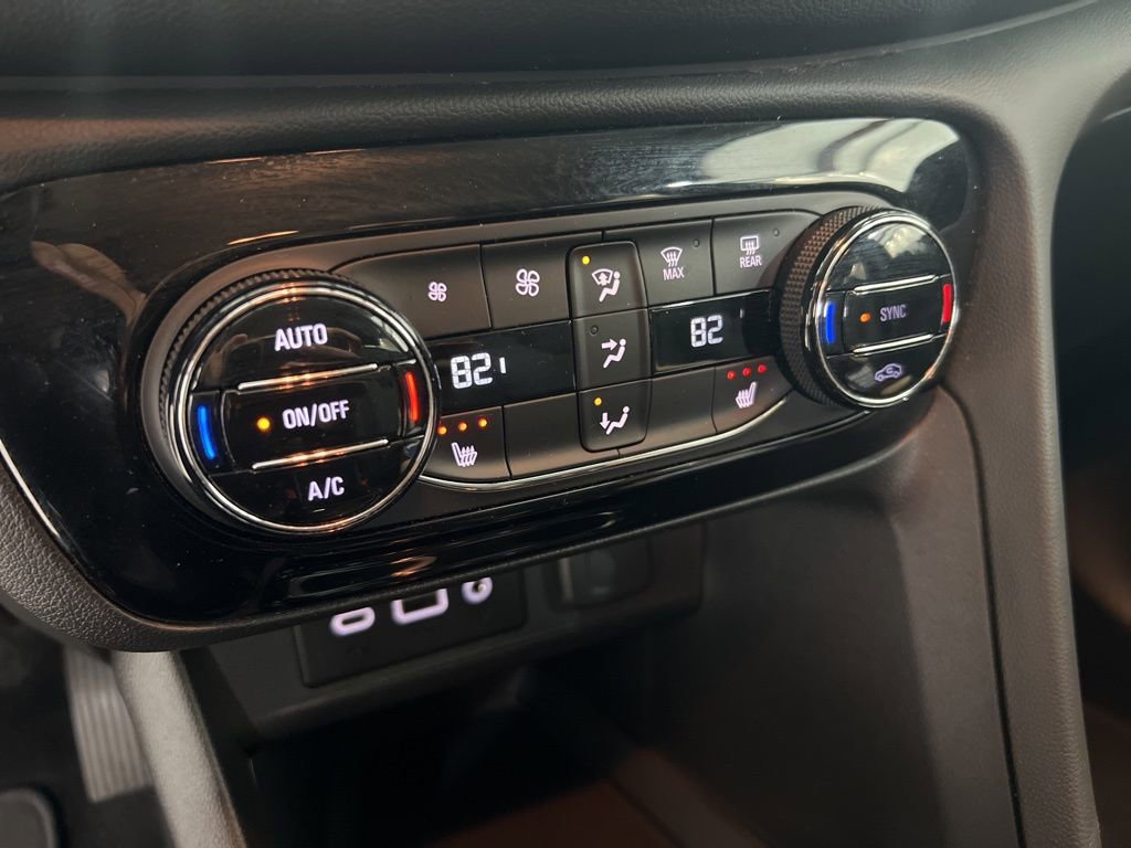 Used 2022 Buick Encore GX Essence image 16