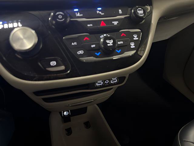 Used 2024 Chrysler Pacifica Limited FWD image 25