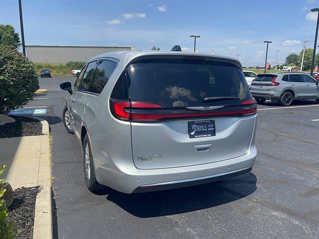 Used 2024 Chrysler Pacifica Touring-L FWD image 5