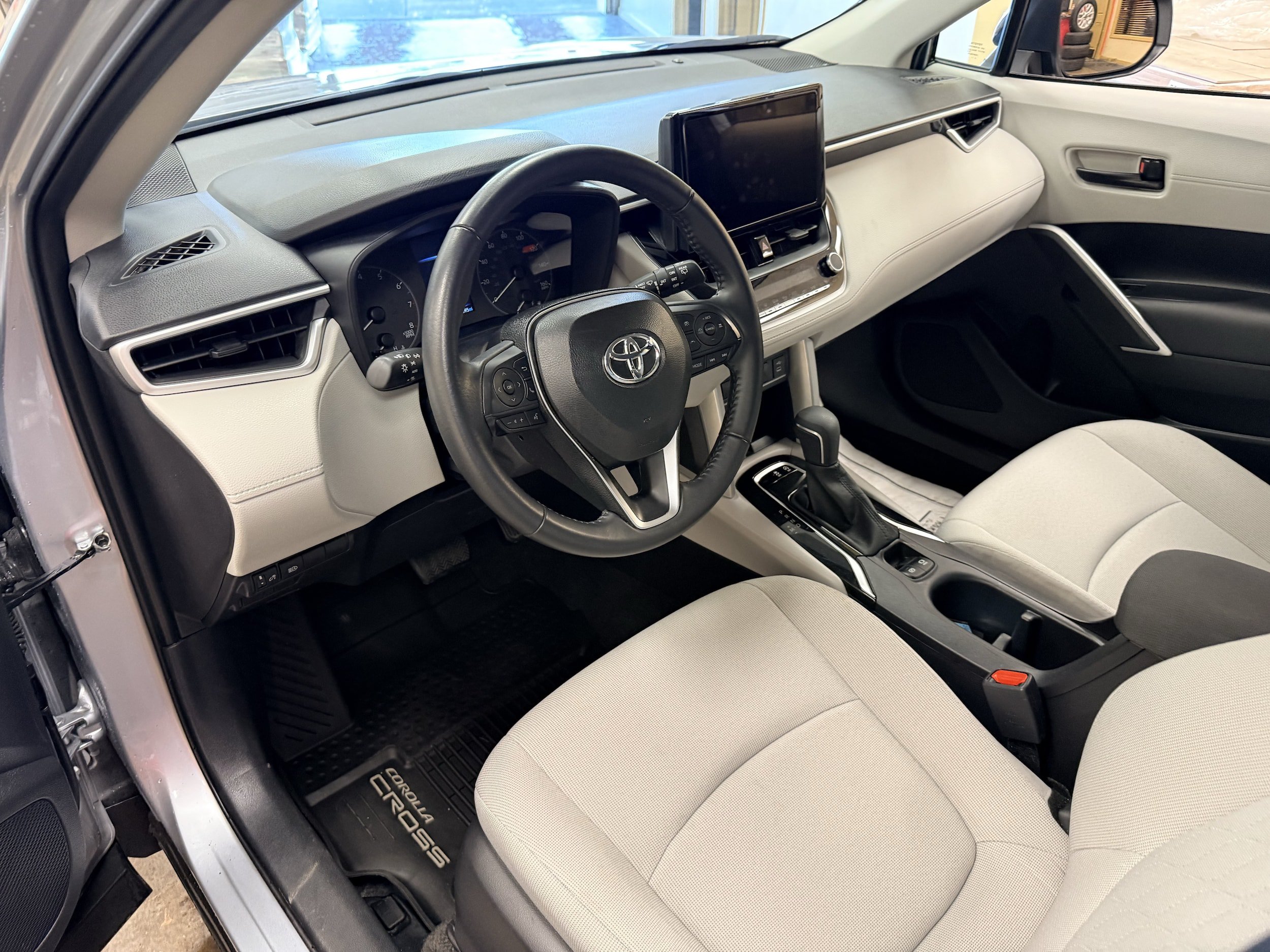 Used 2025 Toyota Corolla Cross LE AWD/4WD image 7