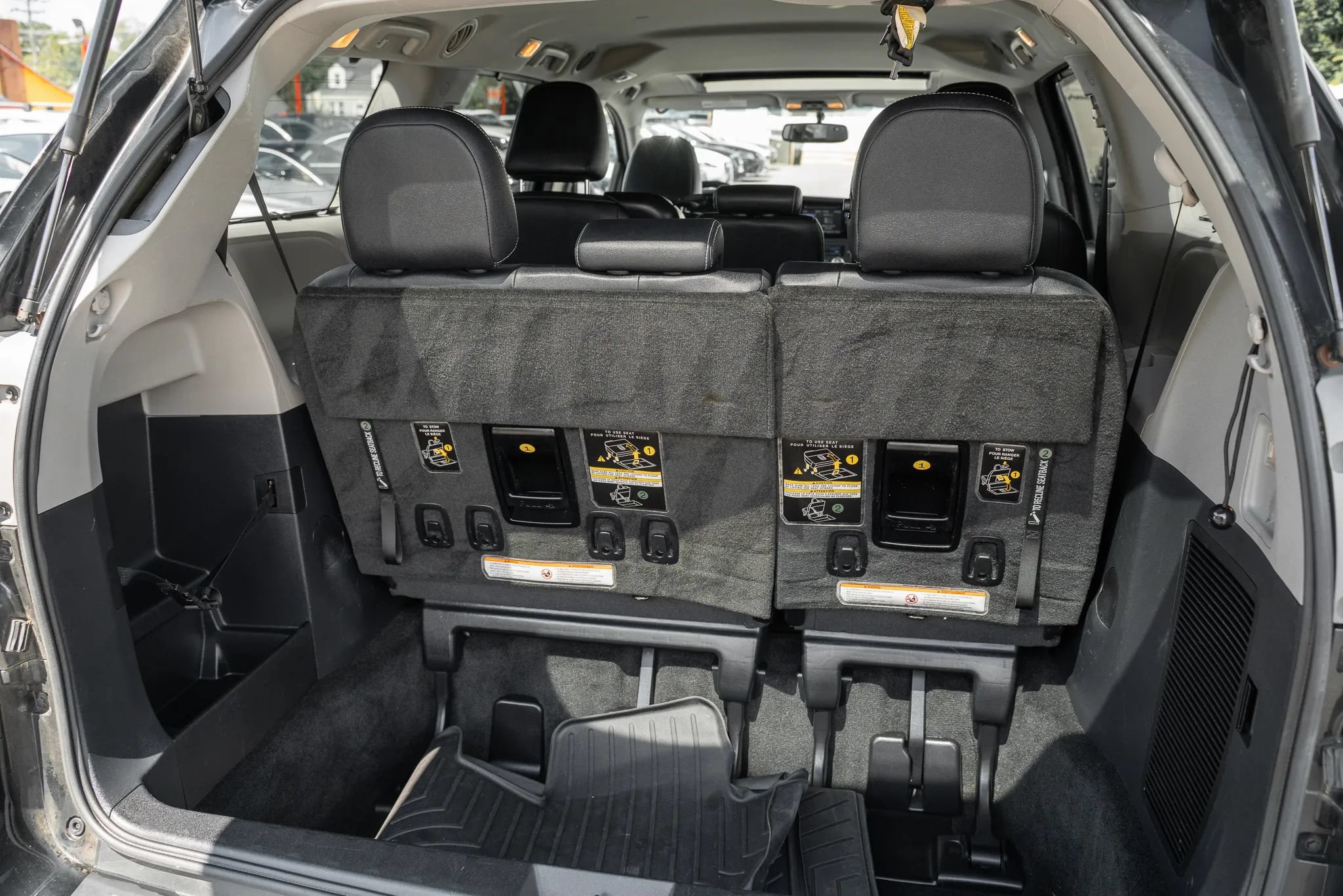 Used 2015 Toyota Sienna SE FWD image 10