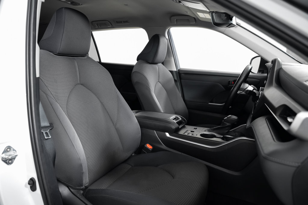 Used 2023 Toyota Highlander LE FWD image 25