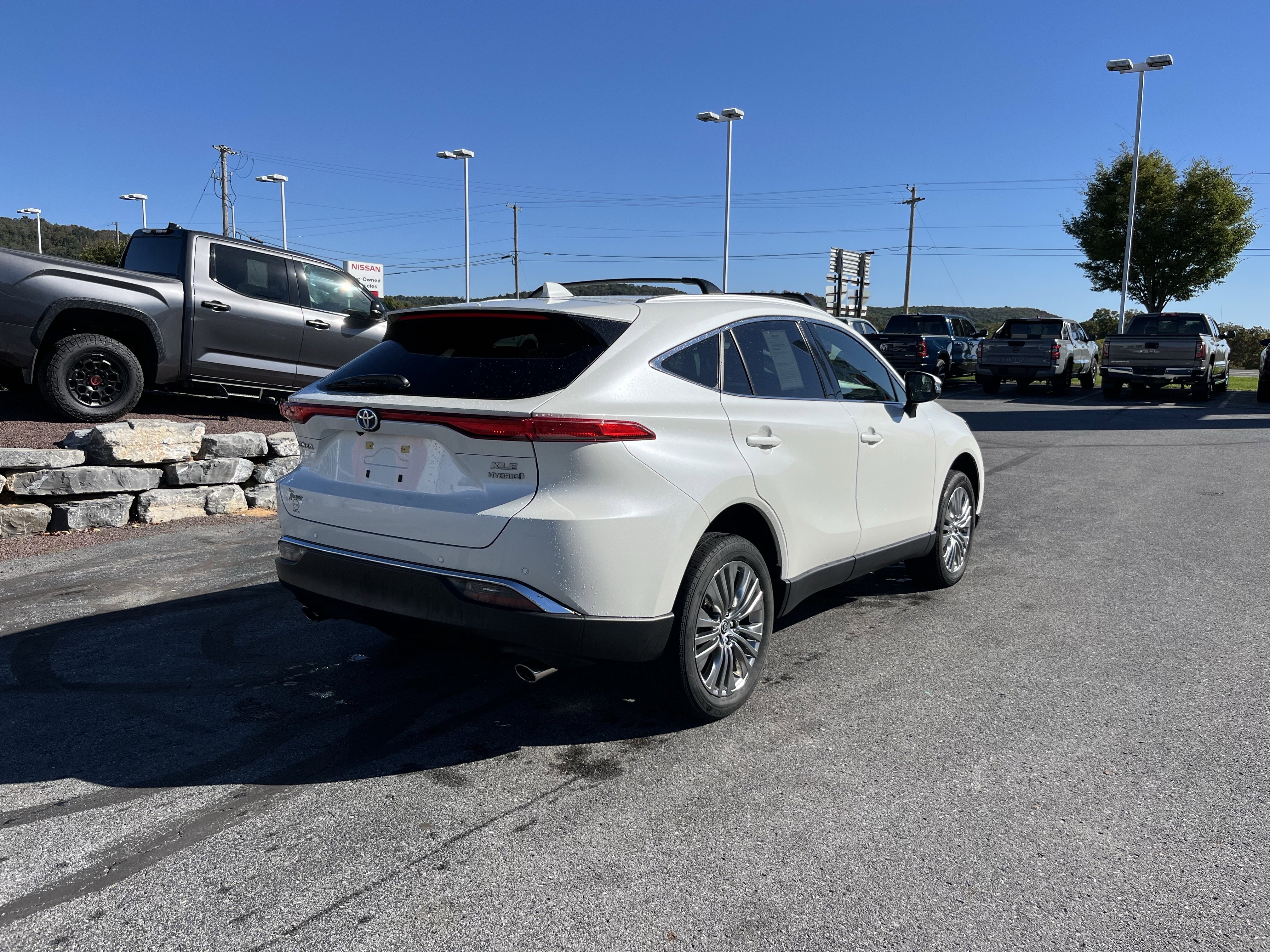 Used 2022 Toyota Venza XLE video 3