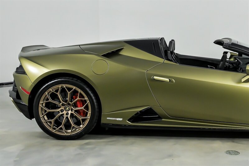 Used 2022 Lamborghini Huracan EVO RWD image 12