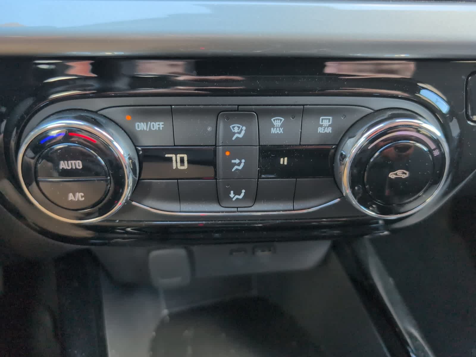 Used 2025 Chevrolet Trax LT FWD image 12