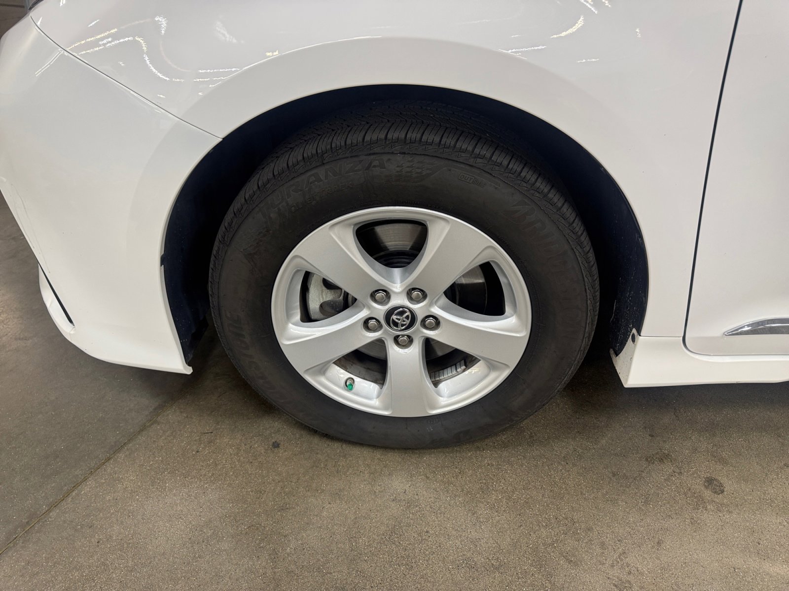 Certified 2019 Toyota Sienna LE w/ LE Preferred Package FWD image 26