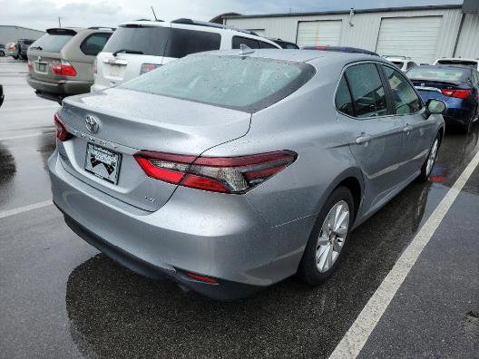Used 2022 Toyota Camry LE image 3