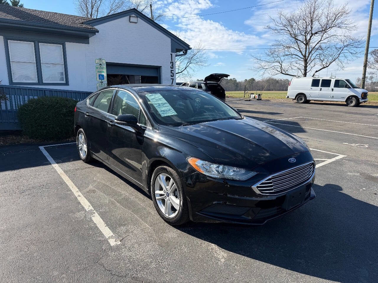 Used 2018 Ford Fusion SE FWD image 2