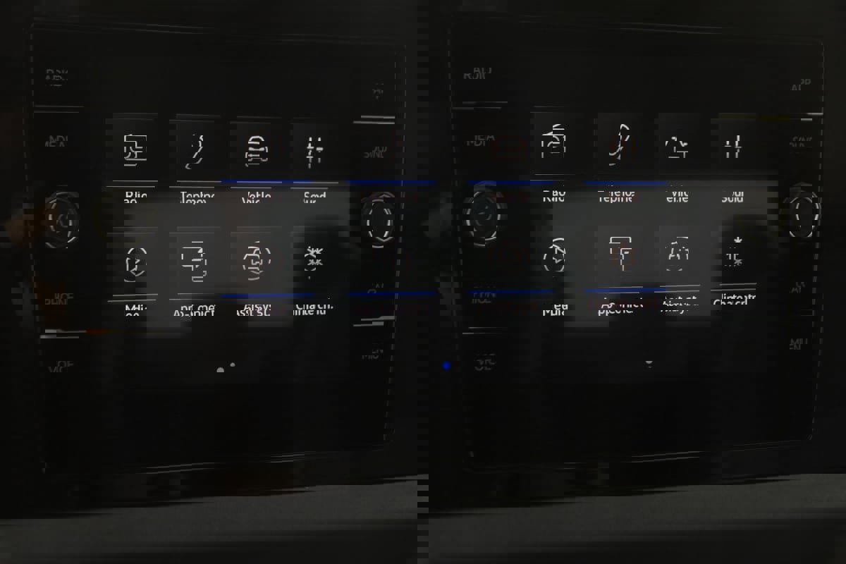 Used 2025 Volkswagen Jetta SE image 28