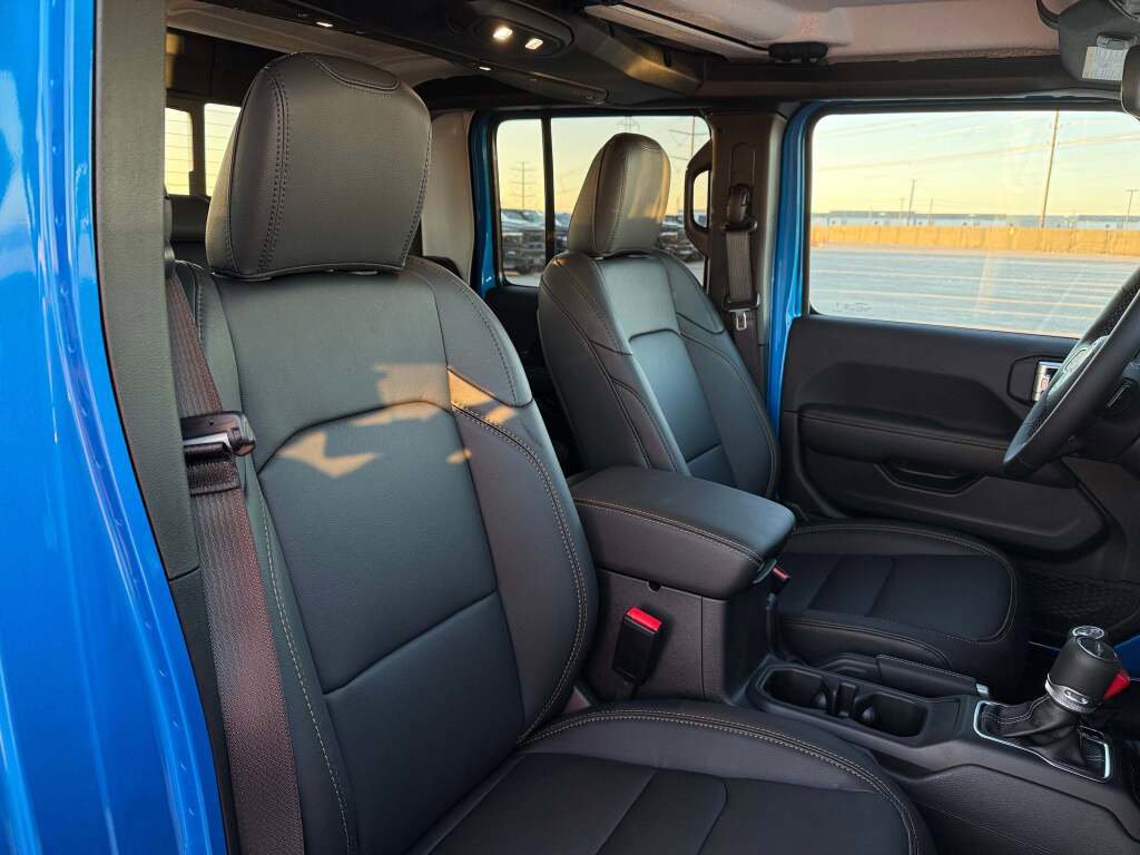 New 2025 Jeep Gladiator Sport image 19