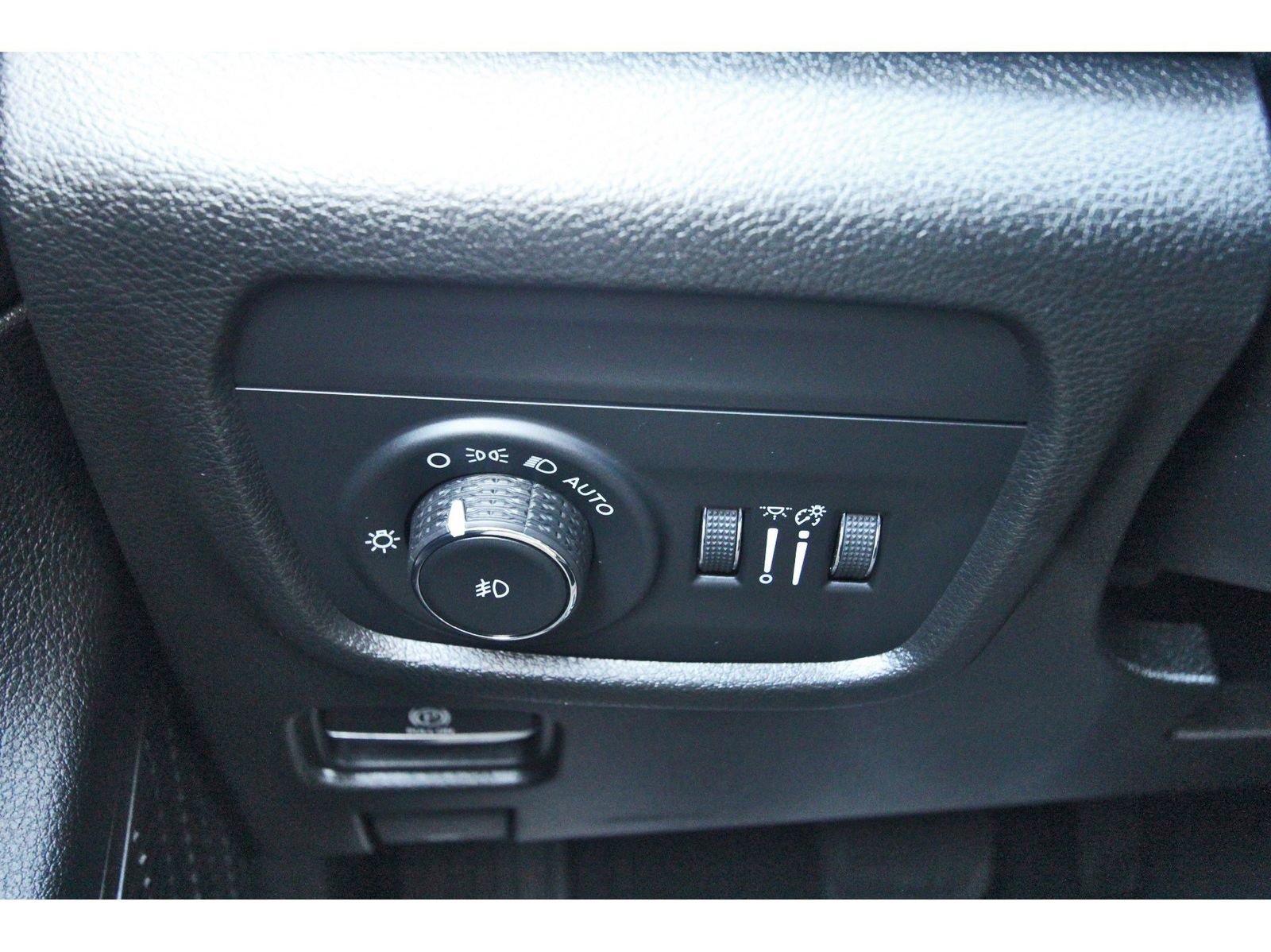 Used 2023 Jeep Grand Cherokee Limited w/ Black Appearance Package image 18