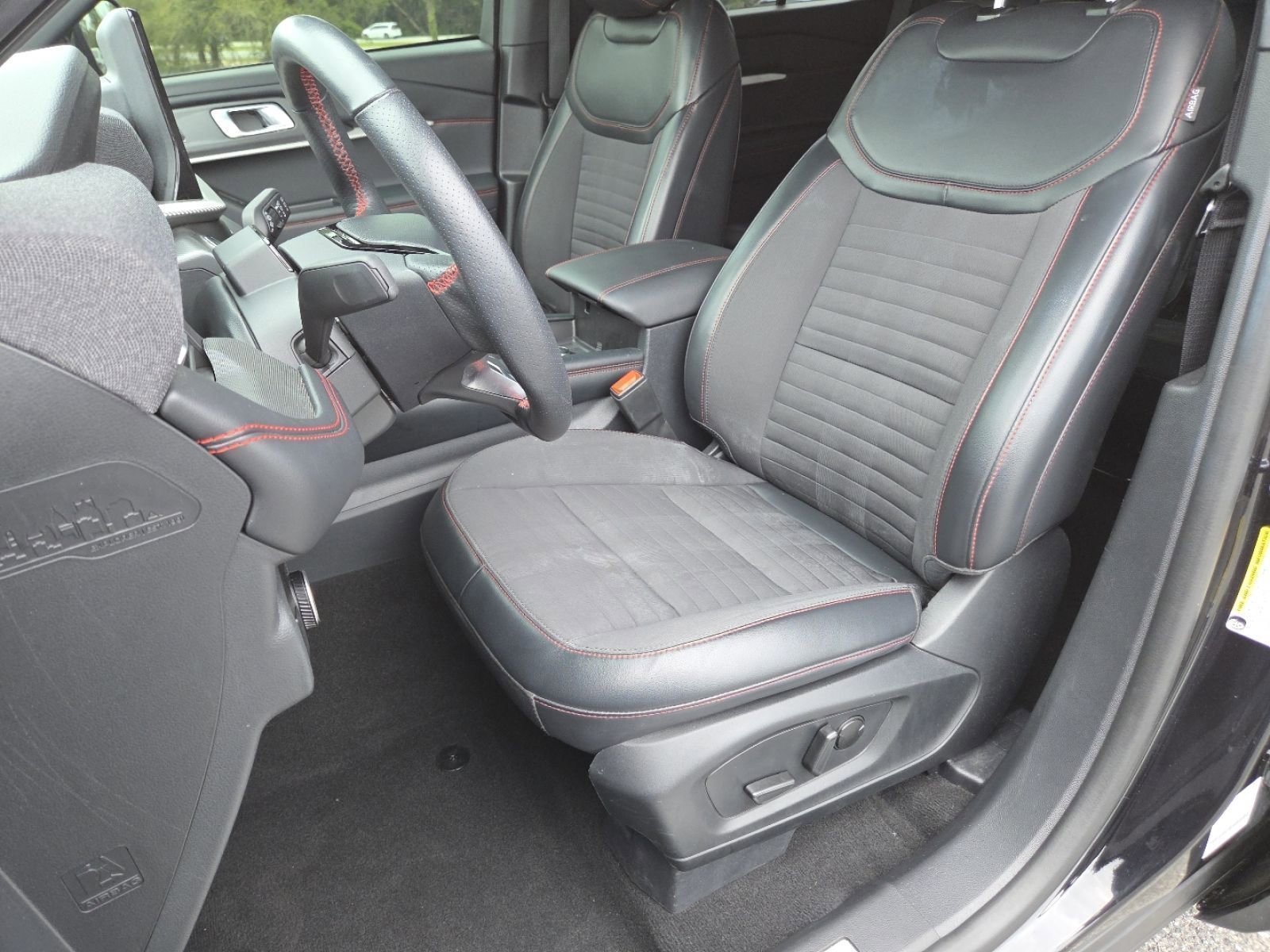 Used 2025 Ford Explorer ST-Line w/ ST-Line Street Pack AWD/4WD image 27