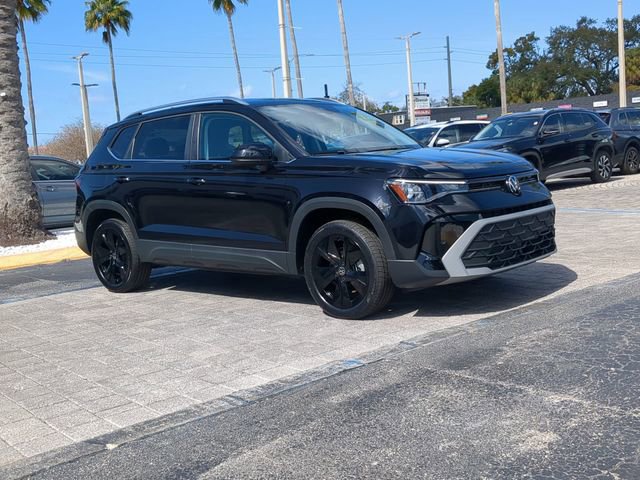 Certified 2025 Volkswagen Taos SE w/ Black Wheel Package image 2