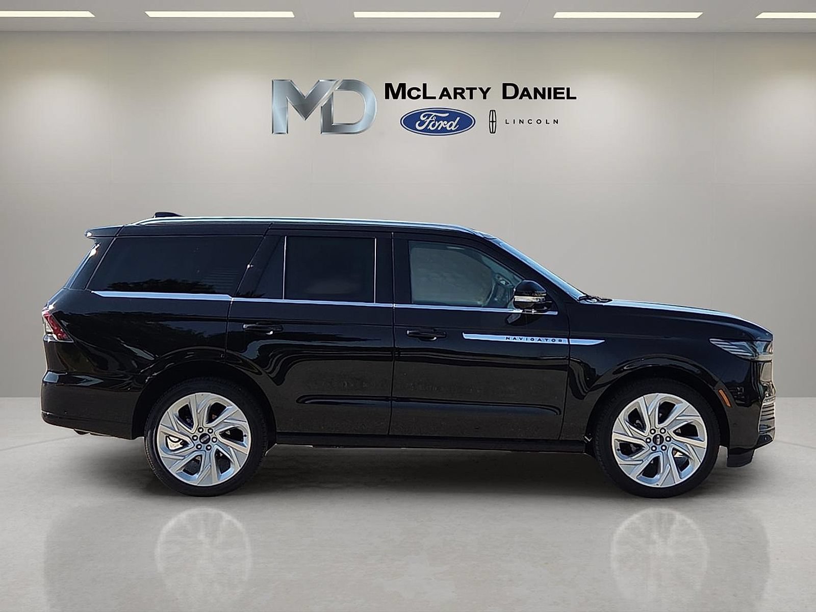 Certified 2025 Lincoln Navigator Reserve AWD/4WD image 6