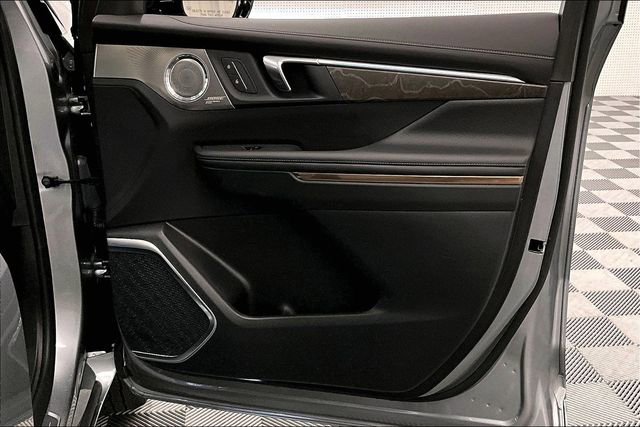Used 2025 Buick Enclave Avenir FWD image 21