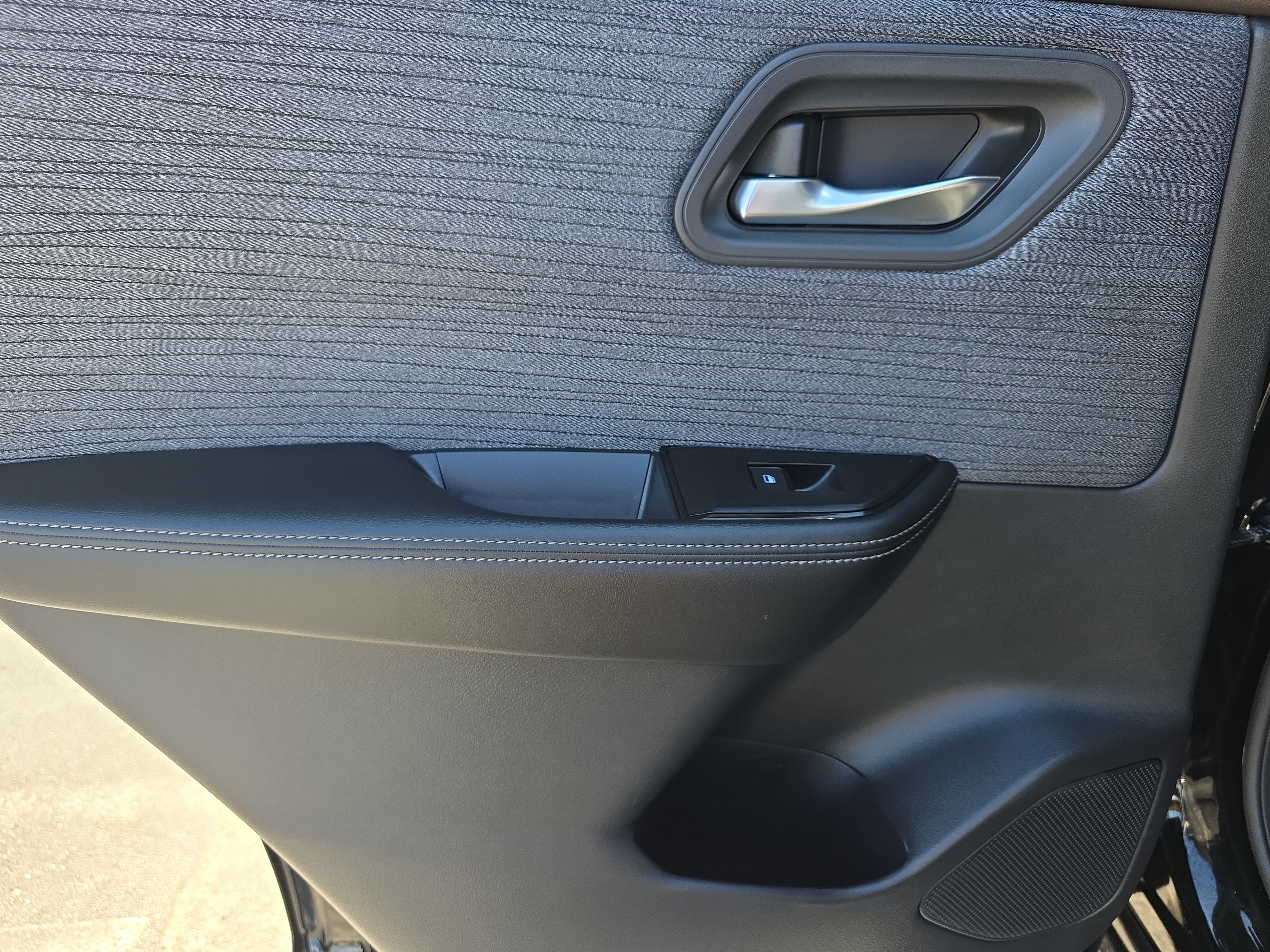 Used 2023 Nissan Rogue SV image 13