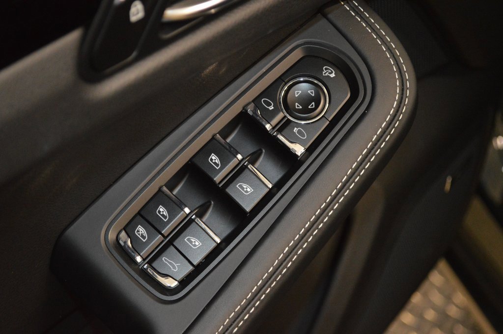 Used 2025 Porsche Macan image 18