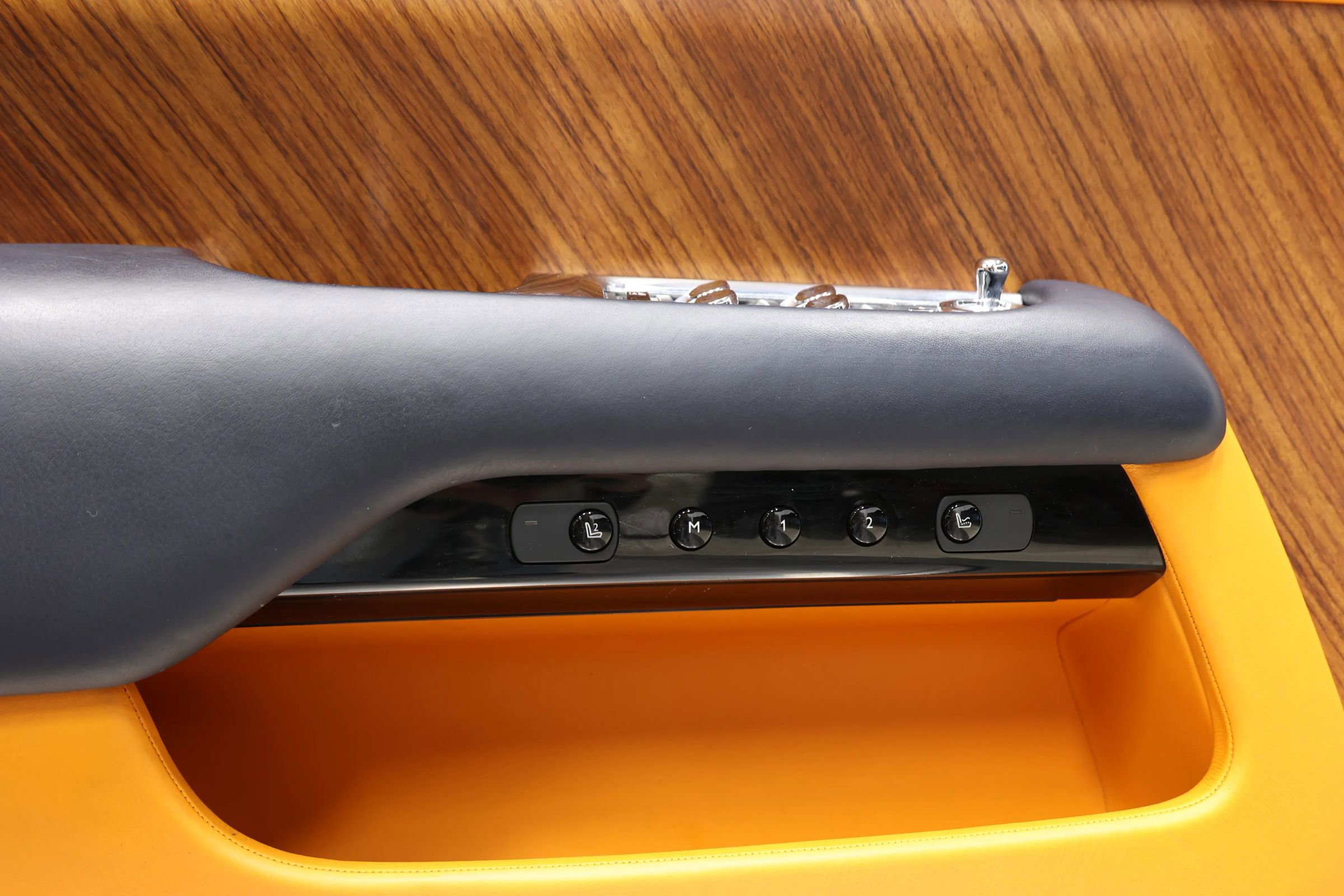 Used 2016 Rolls-Royce Dawn image 13