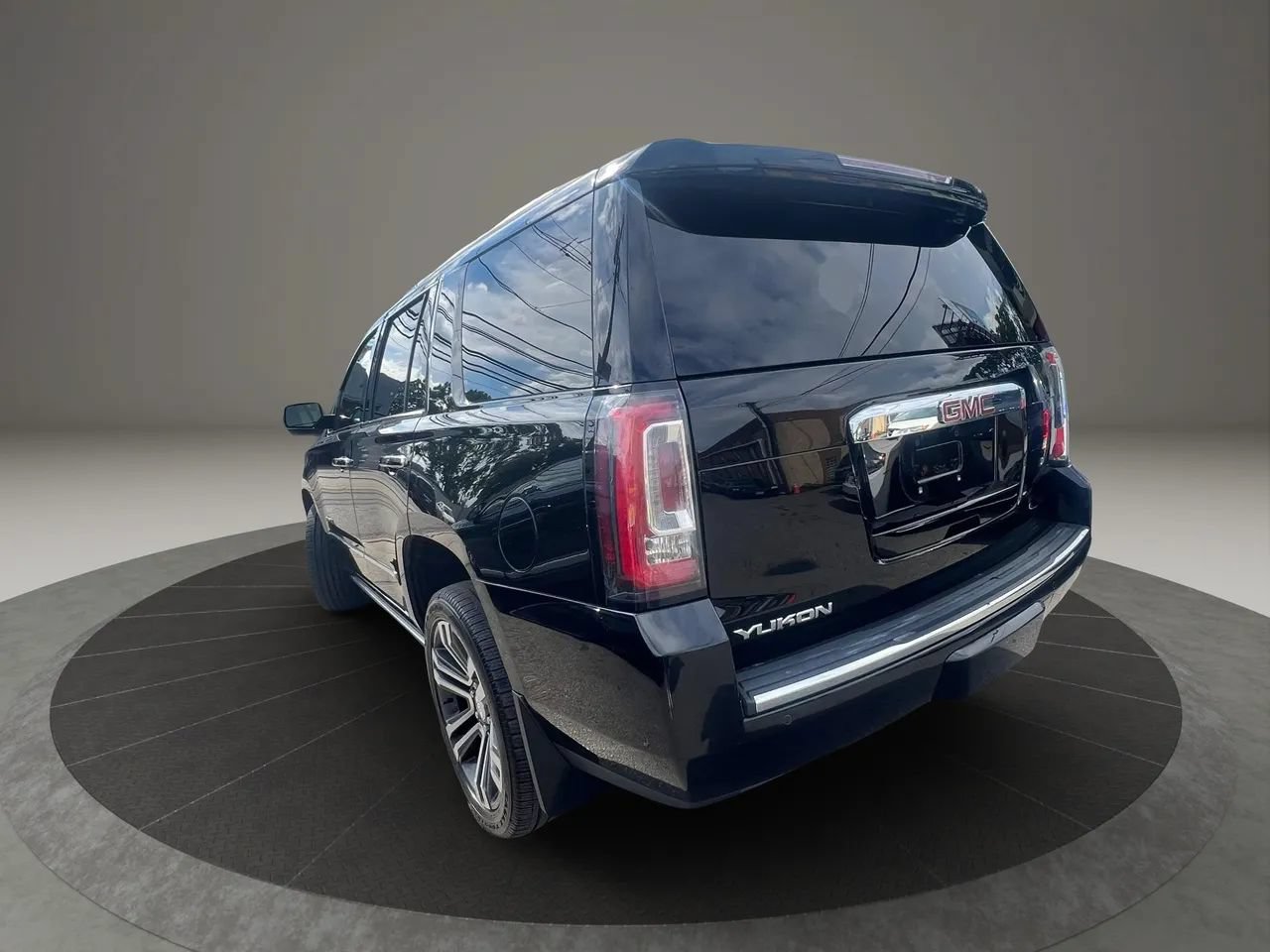 Used 2020 GMC Yukon Denali w/ Denali Premium Package AWD/4WD image 3