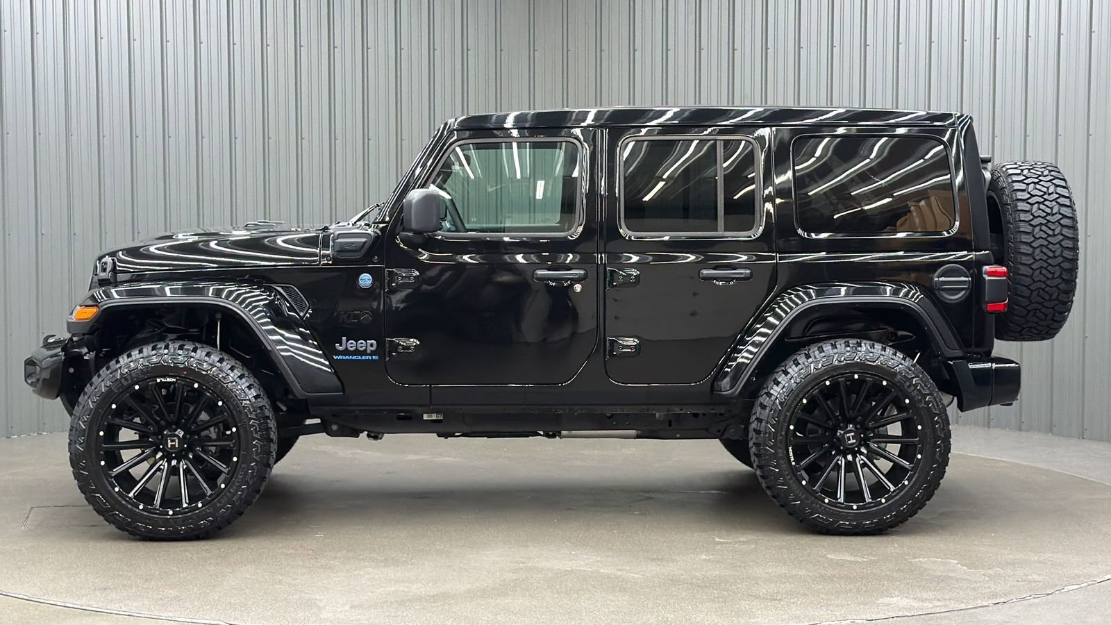 Used 2025 Jeep Wrangler Unlimited Sahara w/ Safety Group AWD/4WD image 2