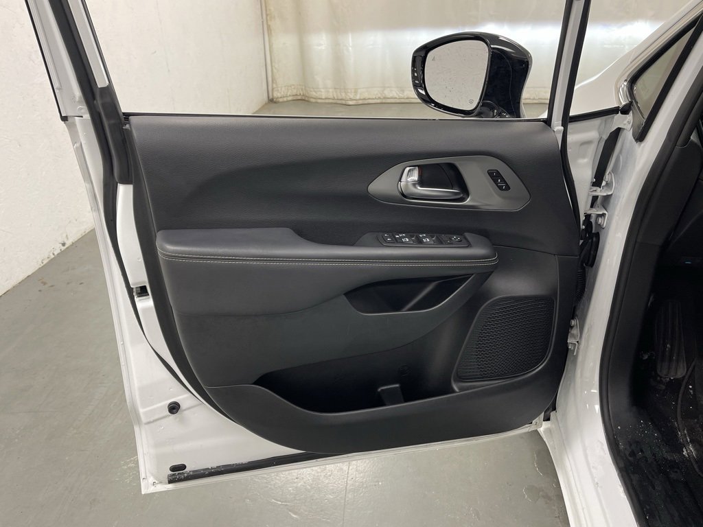 Used 2025 Chrysler Pacifica Select image 18