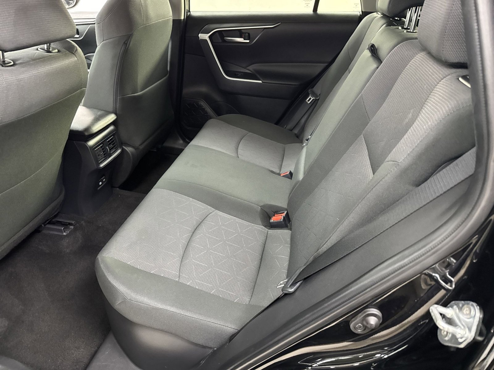 Used 2025 Toyota RAV4 XLE AWD/4WD image 36