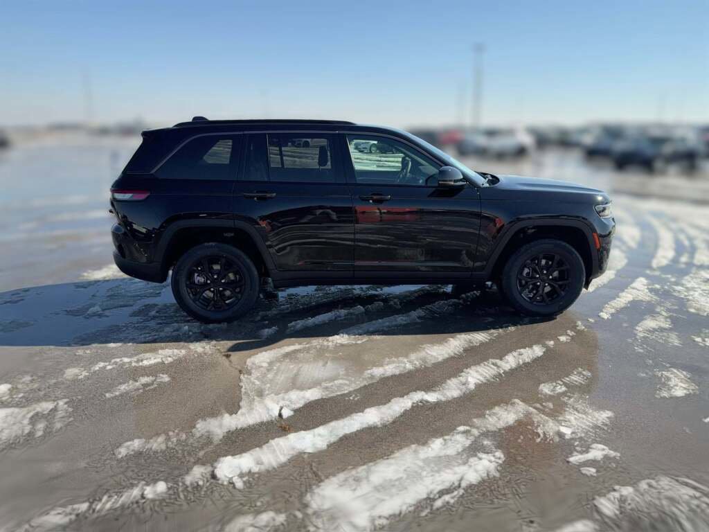 New 2026 Jeep Grand Cherokee Altitude image 14