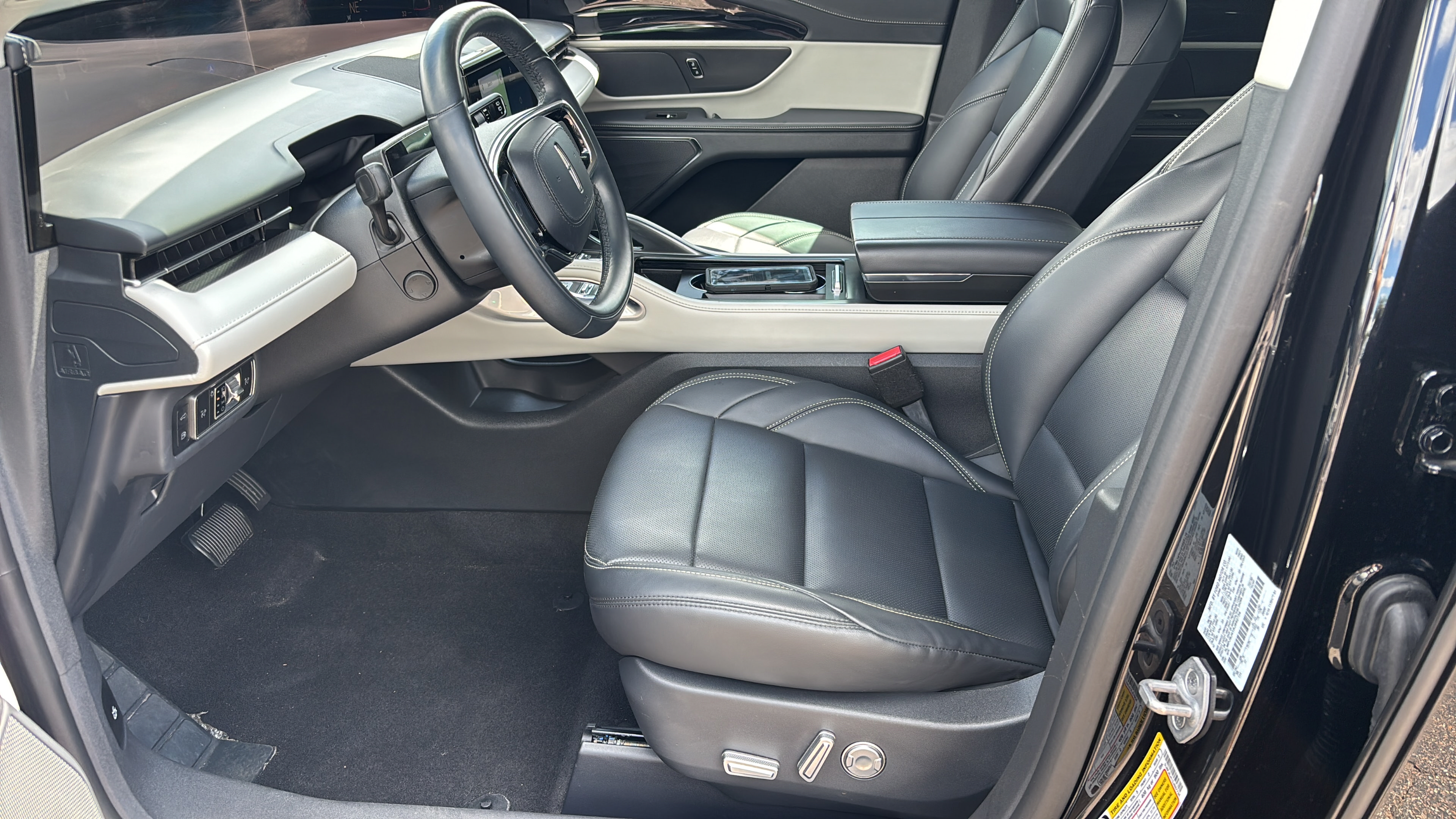 Used 2025 Lincoln Nautilus Premier AWD/4WD image 4