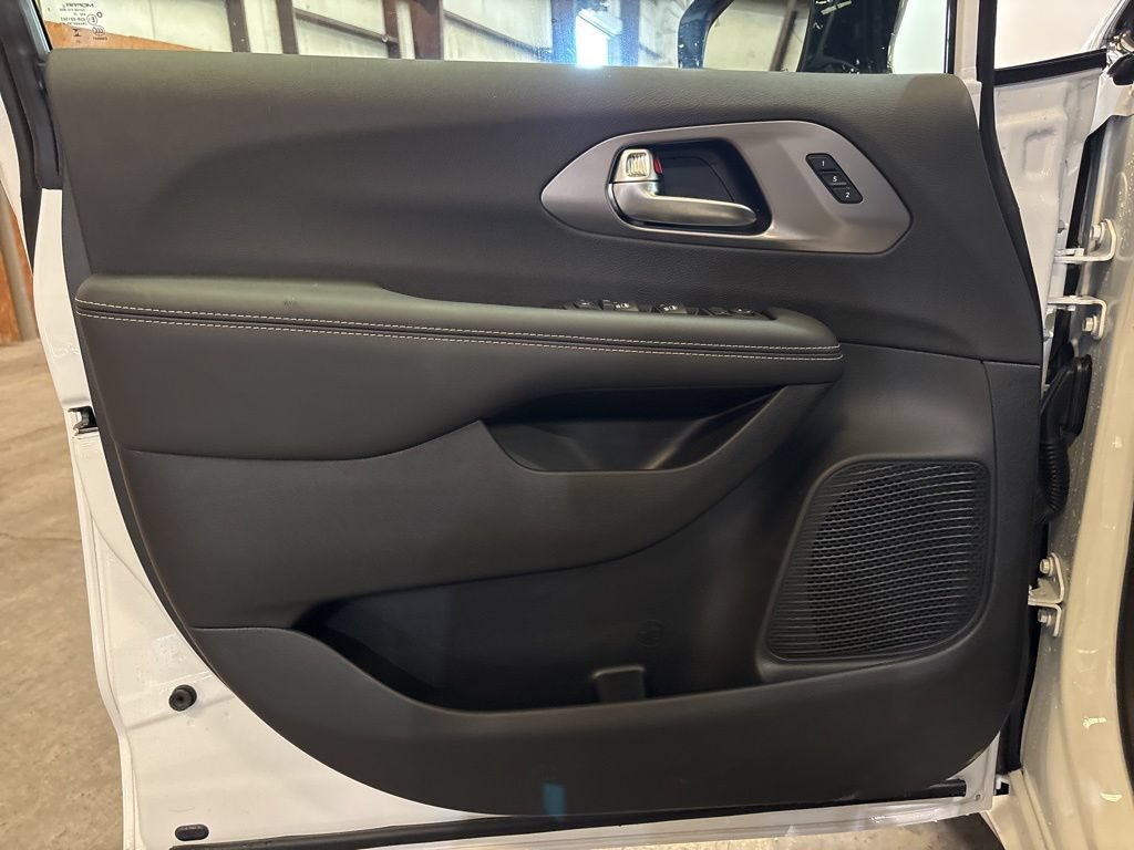 New 2026 Chrysler Pacifica Select FWD image 17