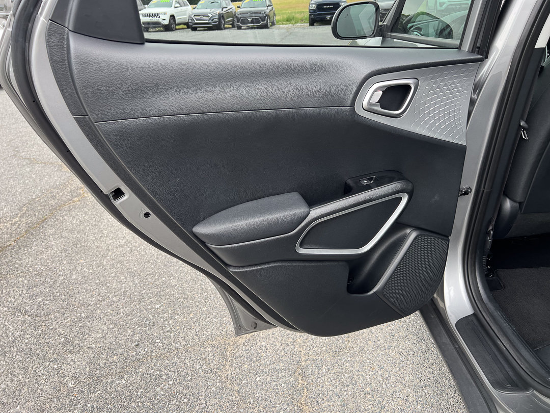 Used 2025 Kia Soul LX w/ LX Technology Package FWD image 20