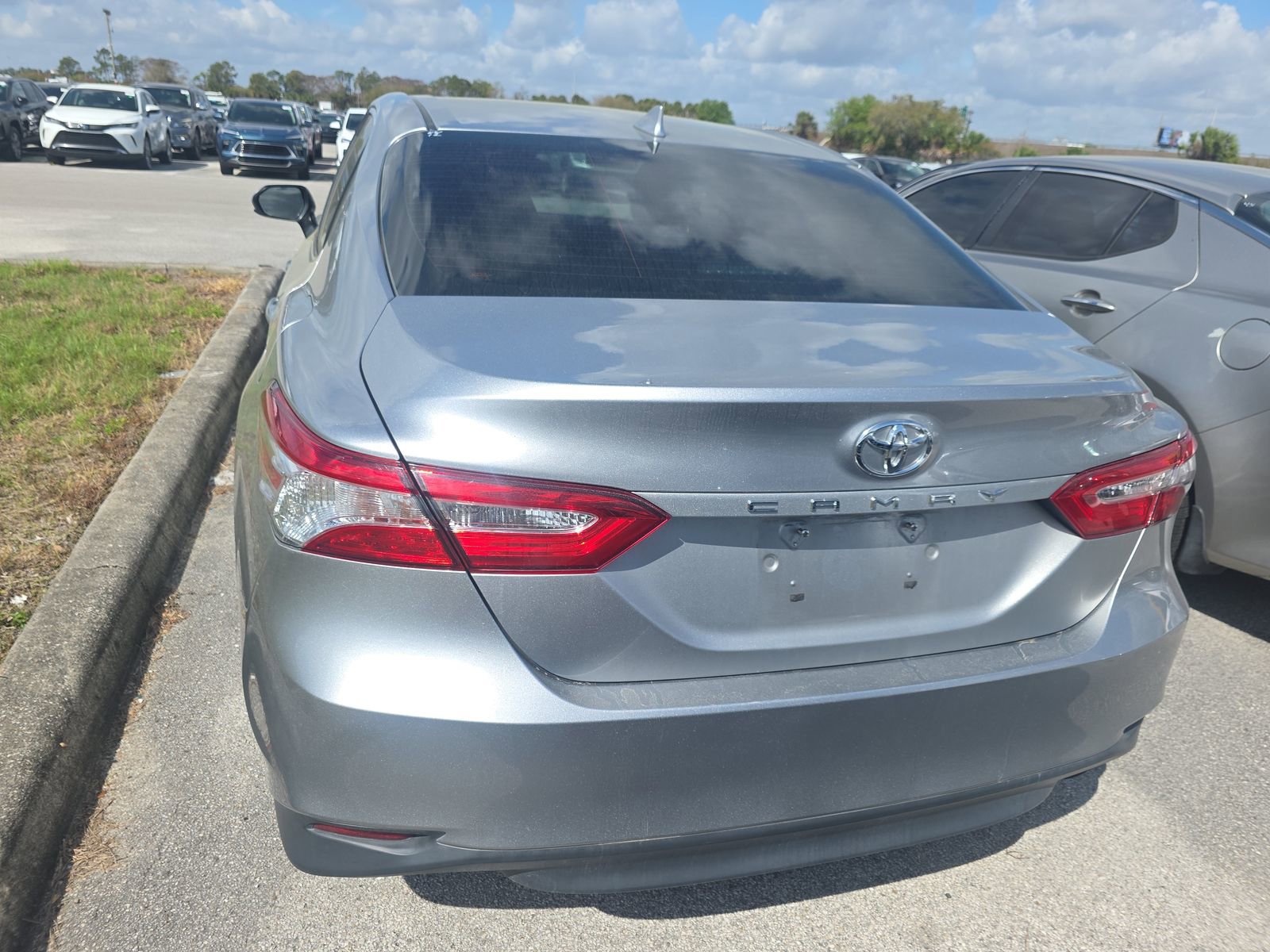 Used 2020 Toyota Camry LE image 6